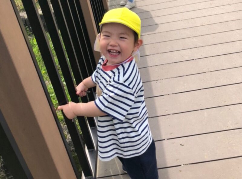 テラスで笑顔いっぱいの園児