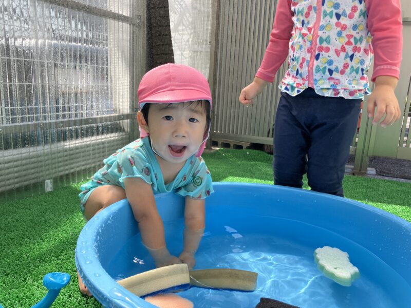 夏の水遊びを楽しむ子どもたち