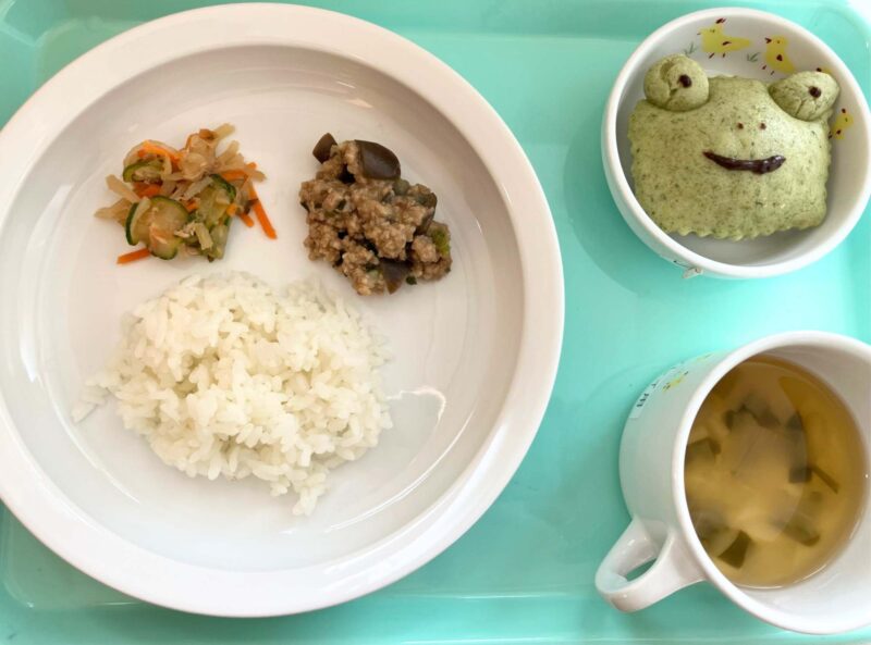 園で調理した給食のプレート