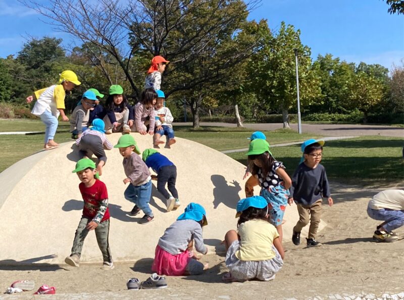 公園で集まって遊ぶ大府園の子どもたち