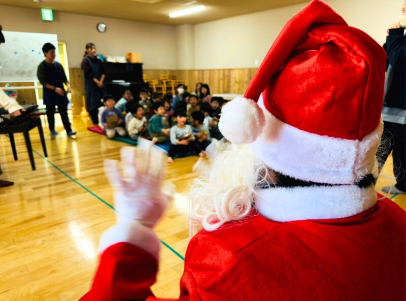 クリスマス会でサンタクロースと交流する子どもたち
